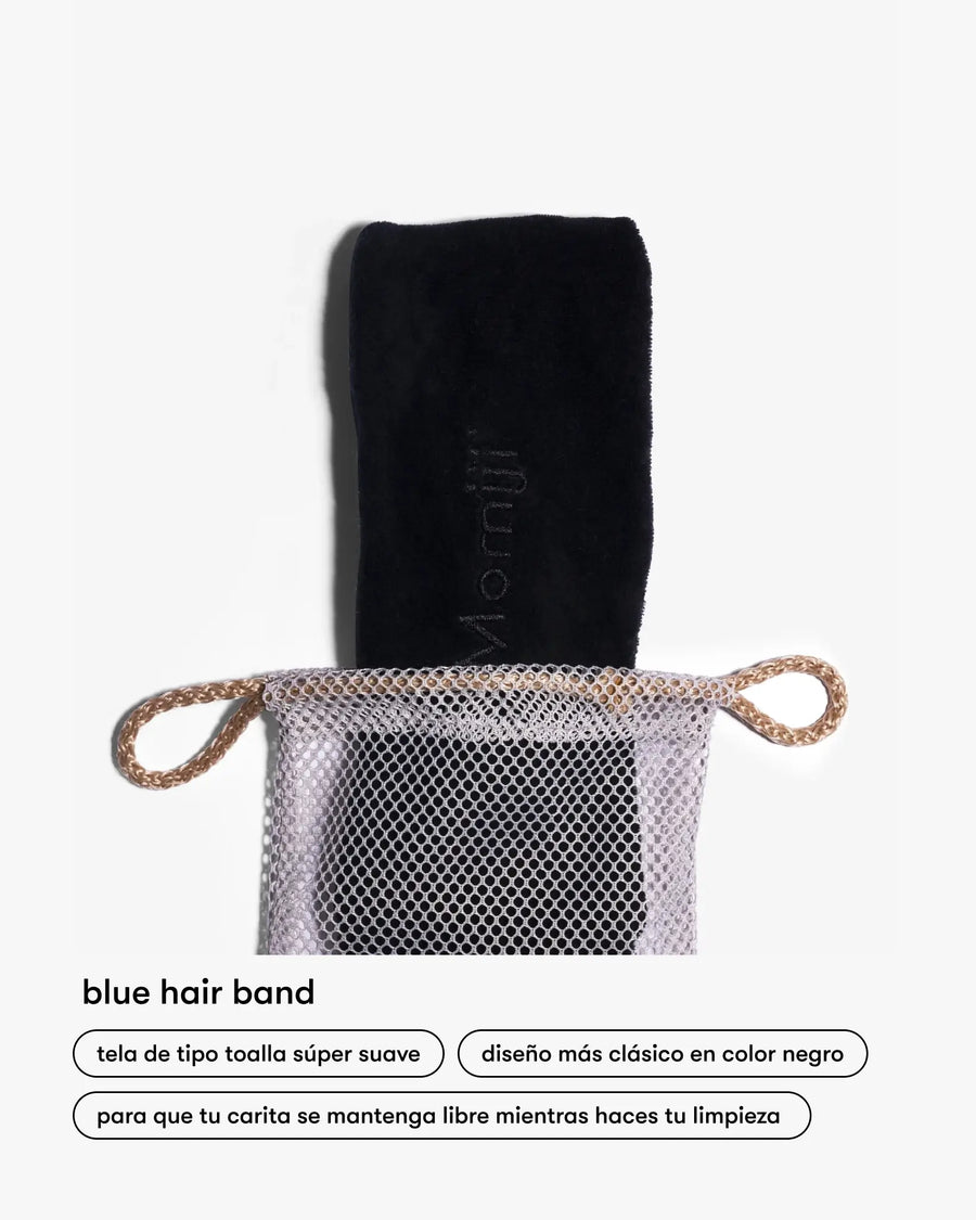 banda para el cabello negra de Momiji, un accesorio esencial para agregar un toque de elegancia a tu estilo diario. Confeccionada con materiales de alta calidad, esta banda no solo es duradera, sino también cómoda de llevar durante todo el día. Ya sea para mantener tu cabello en su lugar mientras te aplicas tus productos de cuidado de la piel o para añadir un toque sofisticado a tu peinado, esta banda es versátil y práctica. 
