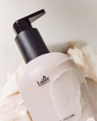 tratamiento capilar vegano de Lador en Momiji Beauty, una opción ética y efectiva para revitalizar tu cabello. Este tratamiento está formulado con ingredientes naturales y libres de crueldad animal, ofreciendo una alternativa consciente para el cuidado capilar. Con una mezcla de aceites esenciales y extractos botánicos, este tratamiento hidrata y fortalece el cabello, dejándolo suave, brillante y saludable. 