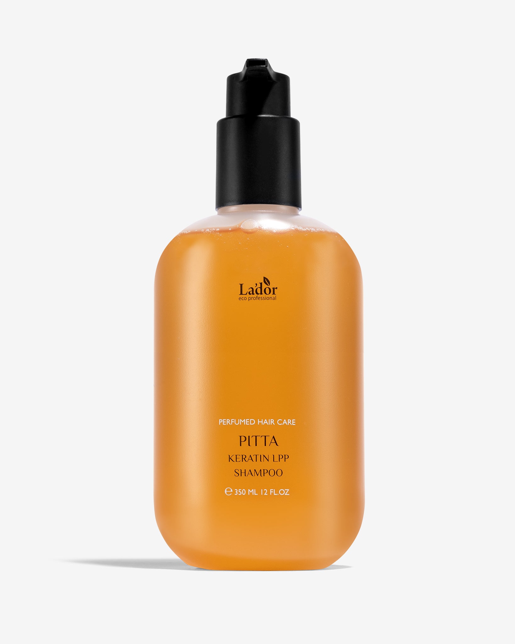 shampoo de keratina de Lador en Momiji Beauty. Este shampoo está especialmente formulado para fortalecer y reparar el cabello dañado, ayudando a restaurar su brillo y suavidad naturales. Enriquecido con queratina, un componente clave en la estructura del cabello, este shampoo penetra profundamente para fortalecer cada hebra desde adentro hacia afuera. Su fórmula suave y sin sulfatos es adecuada para todo tipo de cabello, incluido el cabello tratado químicamente. 