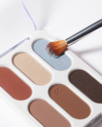 paleta de sombras de maquillaje monocromático de Laka en Momiji Beauty, tu destino de confianza para productos de belleza de primera calidad. Esta versátil paleta ofrece una gama de tonos perfectamente coordinados, desde suaves neutros hasta audaces tonos de moda, para crear looks infinitos. Con una fórmula altamente pigmentada y de larga duración, estas sombras se aplican fácilmente y se mezclan sin esfuerzo para lograr resultados profesionales. Eleva tu juego de maquillaje con esta paleta esencial de Laka