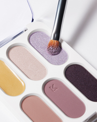 paleta de sombras de maquillaje monocromático de Laka en Momiji Beauty, tu destino de confianza para productos de belleza de primera calidad. Esta versátil paleta ofrece una gama de tonos perfectamente coordinados, desde suaves neutros hasta audaces tonos de moda, para crear looks infinitos. Con una fórmula altamente pigmentada y de larga duración, estas sombras se aplican fácilmente y se mezclan sin esfuerzo para lograr resultados profesionales. Eleva tu juego de maquillaje con esta paleta esencial de Laka