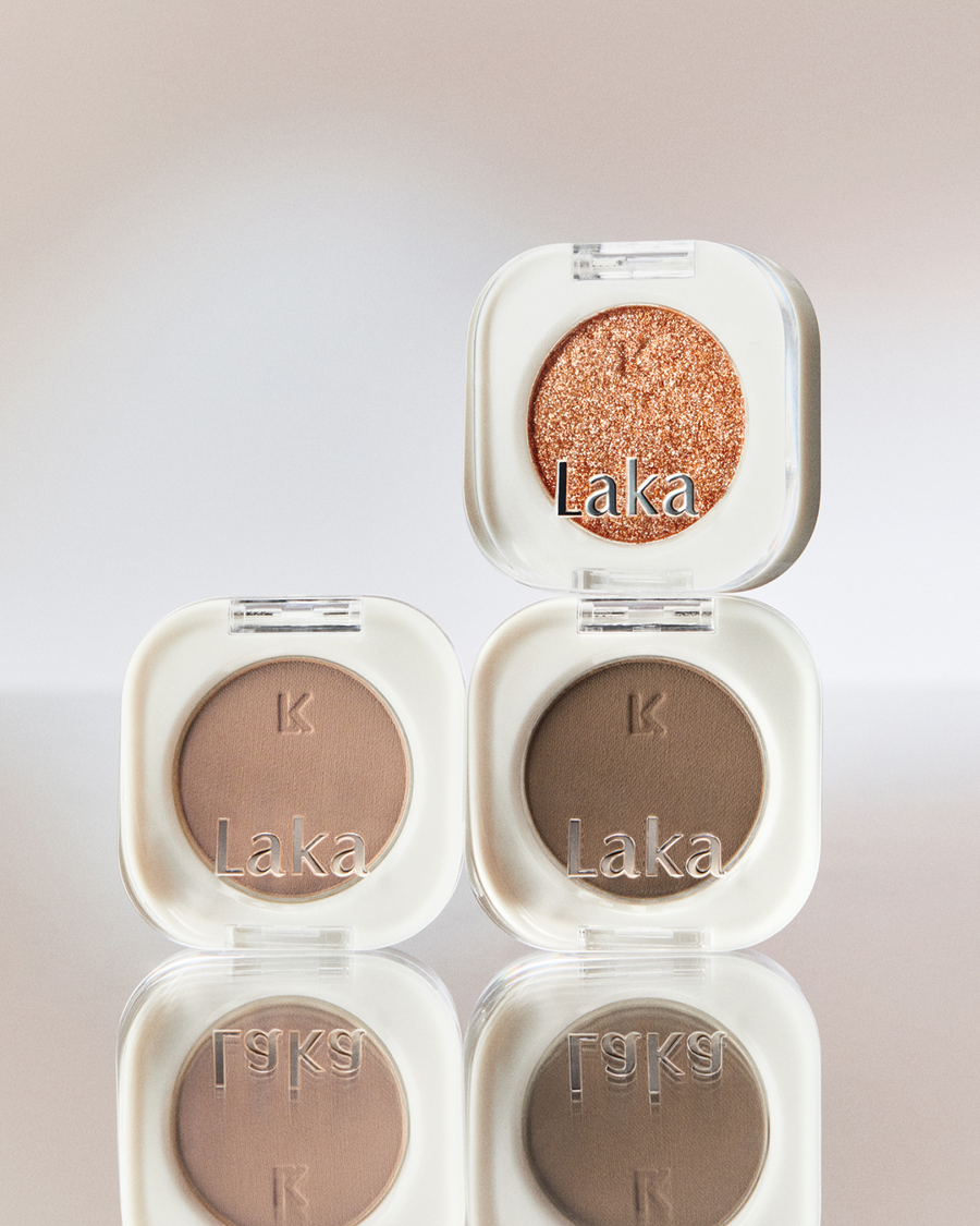 paleta de sombras de maquillaje de Laka disponible en Momiji Beauty, tu destino de confianza para productos de belleza de calidad. Esta paleta versátil presenta una amplia gama de tonos cuidadosamente seleccionados, desde sutiles neutros hasta vibrantes tonos de tendencia, permitiéndote crear una variedad infinita de looks. Con una fórmula altamente pigmentada y de larga duración, estas sombras se aplican de manera suave y se mezclan fácilmente para resultados profesionales.
