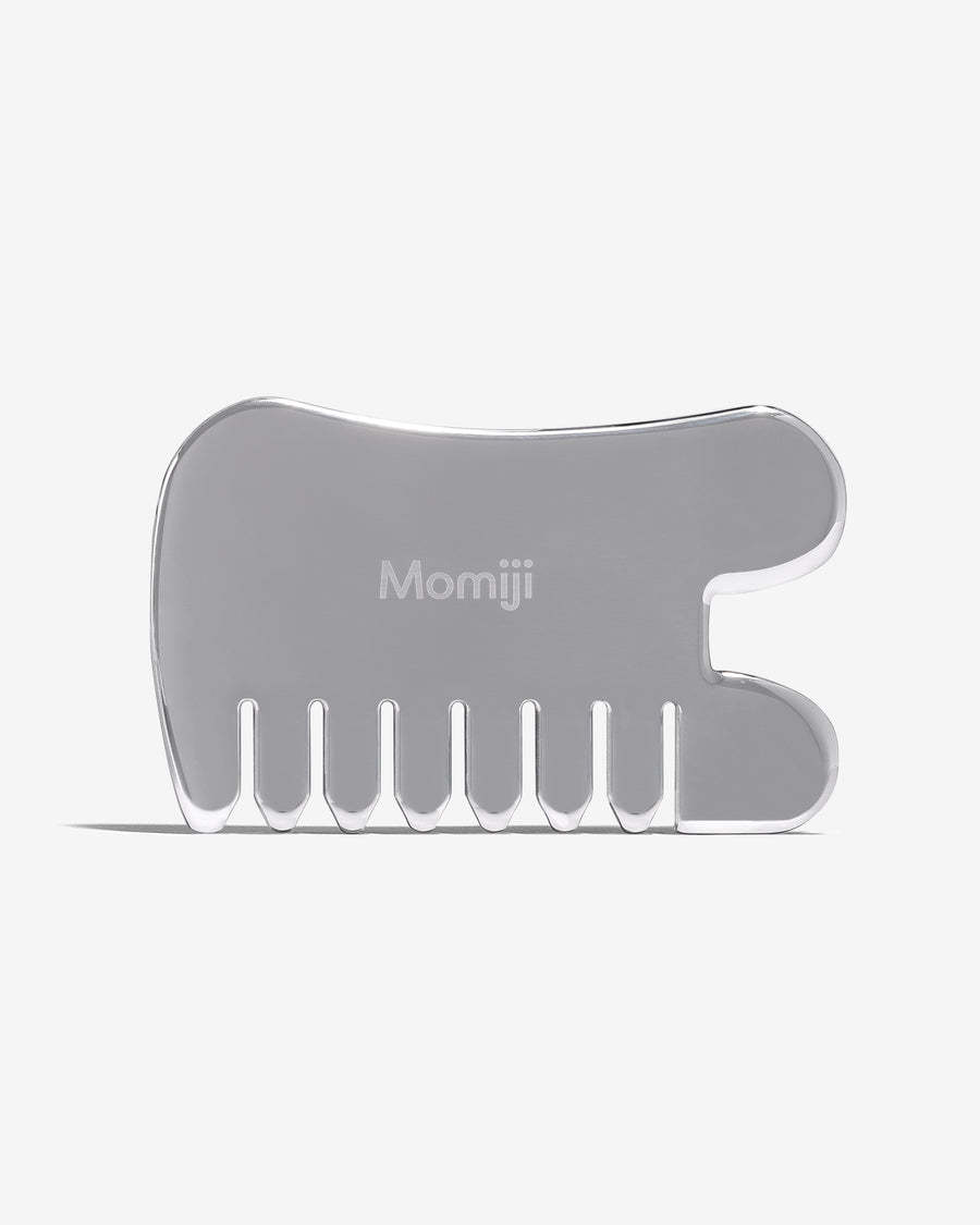 Descubre la armonía entre belleza y bienestar con nuestro exquisito Gua Sha Comb de Momiji. Este innovador accesorio de belleza combina la antigua técnica de Gua Sha con la practicidad de un peine, ofreciendo una experiencia de cuidado de la piel única y revitalizante. 