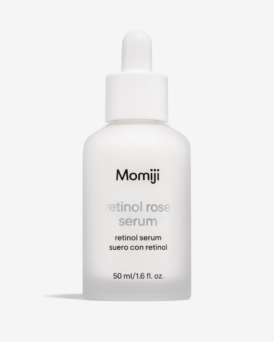 suero de retinol Rose de Momiji Beauty. Este suero combina el poder rejuvenecedor del retinol con las propiedades suavizantes y revitalizantes de la rosa, para ofrecerte una piel más radiante y juvenil. Con su fórmula de rápida absorción, este suero penetra profundamente en la piel, reduciendo la apariencia de líneas finas, arrugas y manchas oscuras. Añade este suero de retinol Rose a tu rutina diaria de cuidado de la piel para obtener resultados visibles y duraderos.
