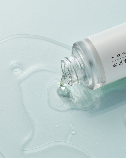 Esencia Iluminadora con Probióticos de Round Lab en Momiji Beauty, un paso crucial para una piel radiante y saludable. Formulada con probióticos que ayudan a equilibrar y fortalecer la barrera cutánea, esta esencia iluminadora revitaliza la piel opaca y cansada, dejándola con un brillo natural y juvenil. Su textura ligera y de rápida absorción permite que los ingredientes activos penetren profundamente en la piel, proporcionando una hidratación duradera y una tez más uniforme. 