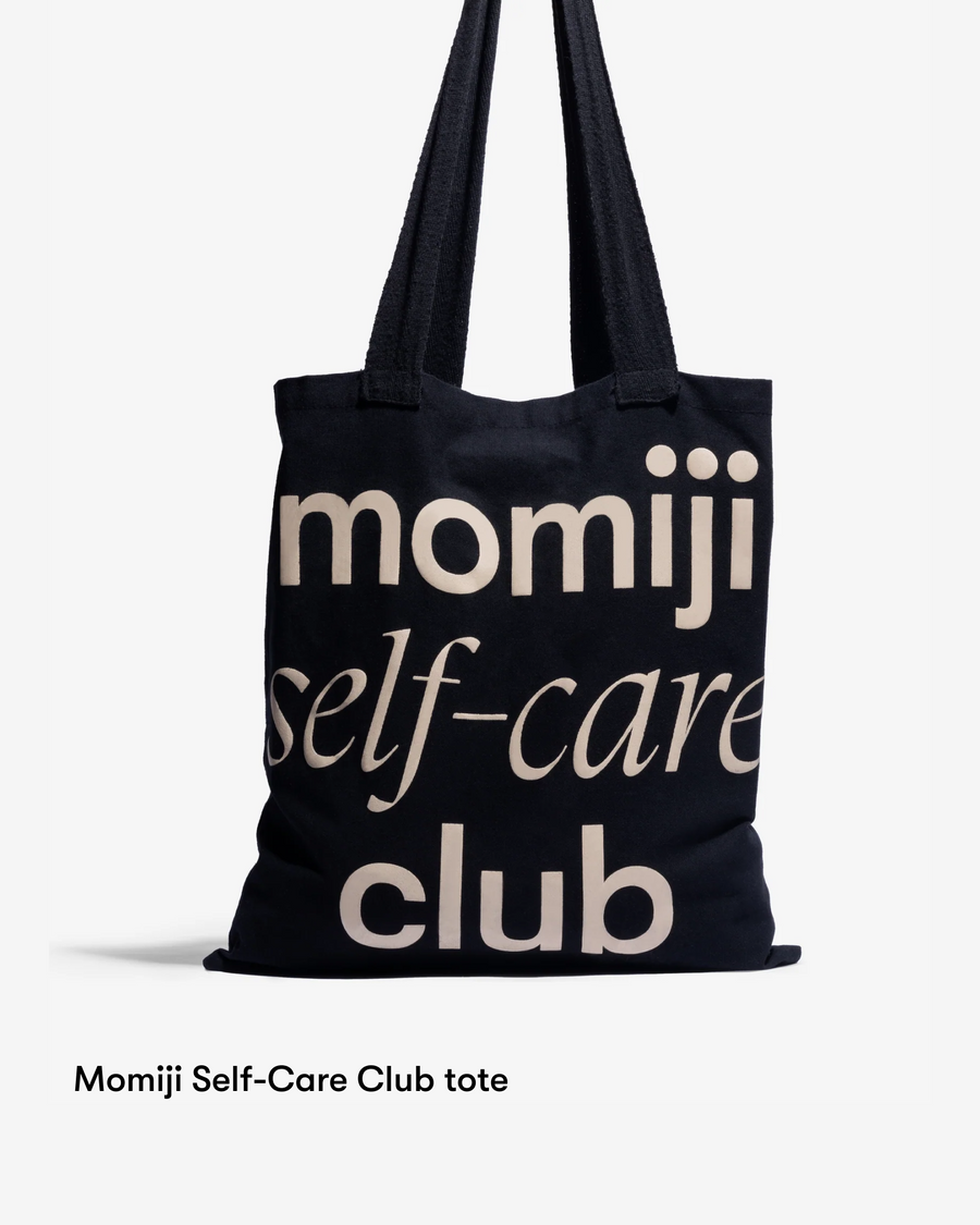 Explora nuestra elegante Totebag negra de Momiji, una combinación perfecta de estilo y funcionalidad. Nuestra Totebag está diseñada con materiales de alta calidad para garantizar durabilidad y resistencia. Es perfecta para guardar todos tus esenciales en tu día a día.