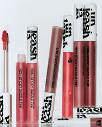 Tinta labial con brillo de Unleashia en Momiji Beauty, diseñada para ofrecerte unos labios vibrantes y jugosos durante todo el día. Combina el color intenso de una tinta labial con el brillo seductor de un gloss, proporcionándote un acabado luminoso y de larga duración. Disponible en una amplia gama de tonos deslumbrantes, desde los neutros clásicos hasta los tonos vibrantes y atrevidos, esta tinta labial con brillo de Unleashia se adapta a cualquier ocasión y estilo.