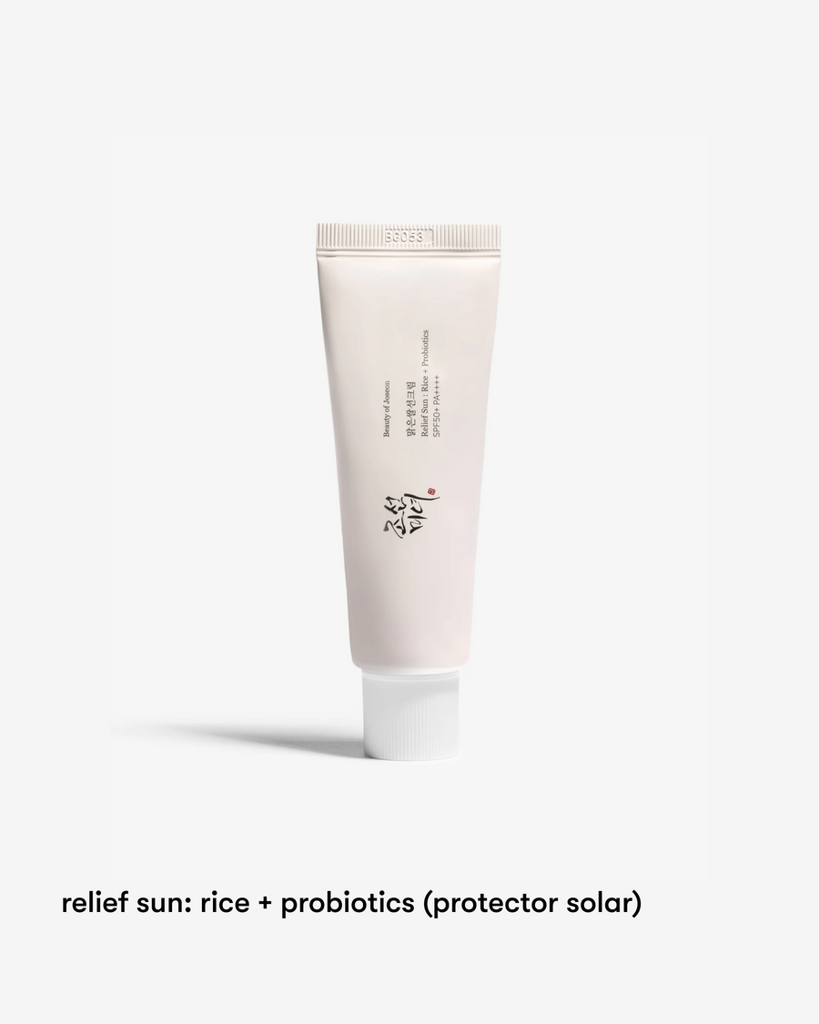 Protector Solar Relief Sun Rice Probiotics de Beauty of Joseon. Esta innovadora fórmula combina ingredientes naturales como el arroz y probióticos para ofrecer una protección solar efectiva y aliviar la piel sensible. Con un factor de protección solar SPF 50+, ayuda a prevenir los daños causados por los rayos UV mientras calma y nutre la piel. Perfecto para uso diario, este protector solar ligero y de rápida absorción es ideal para mantener una piel saludable y protegida.