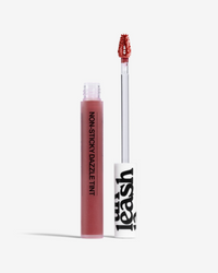 tinta labial con brillo de Unleashia en Momiji Beauty, diseñada para ofrecerte unos labios vibrantes y jugosos durante todo el día. Combina el color intenso de una tinta labial con el brillo seductor de un gloss, proporcionándote un acabado luminoso y de larga duración. Disponible en una amplia gama de tonos deslumbrantes, desde los neutros clásicos hasta los tonos vibrantes y atrevidos, esta tinta labial con brillo de Unleashia se adapta a cualquier ocasión y estilo. 