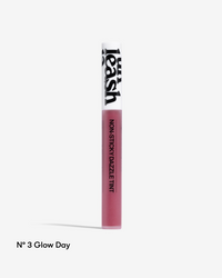 Glow Day tinta labial con brillo de Unleashia en Momiji Beauty, diseñada para ofrecerte unos labios vibrantes y jugosos durante todo el día. Combina el color intenso de una tinta labial con el brillo seductor de un gloss, proporcionándote un acabado luminoso y de larga duración. Disponible en una amplia gama de tonos deslumbrantes, desde los neutros clásicos hasta los tonos vibrantes y atrevidos, esta tinta labial con brillo de Unleashia se adapta a cualquier ocasión y estilo. 