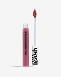 Glow Day tinta labial con brillo de Unleashia en Momiji Beauty, diseñada para ofrecerte unos labios vibrantes y jugosos durante todo el día. Combina el color intenso de una tinta labial con el brillo seductor de un gloss, proporcionándote un acabado luminoso y de larga duración. Disponible en una amplia gama de tonos deslumbrantes, desde los neutros clásicos hasta los tonos vibrantes y atrevidos, esta tinta labial con brillo de Unleashia se adapta a cualquier ocasión y estilo.