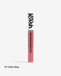 Nice Step tinta labial con brillo de Unleashia en Momiji Beauty, diseñada para ofrecerte unos labios vibrantes y jugosos durante todo el día. Combina el color intenso de una tinta labial con el brillo seductor de un gloss, proporcionándote un acabado luminoso y de larga duración. Disponible en una amplia gama de tonos deslumbrantes, desde los neutros clásicos hasta los tonos vibrantes y atrevidos, esta tinta labial con brillo de Unleashia se adapta a cualquier ocasión y estilo.