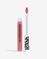 Nice Step tinta labial con brillo de Unleashia en Momiji Beauty, diseñada para ofrecerte unos labios vibrantes y jugosos durante todo el día. Combina el color intenso de una tinta labial con el brillo seductor de un gloss, proporcionándote un acabado luminoso y de larga duración. Disponible en una amplia gama de tonos deslumbrantes, desde los neutros clásicos hasta los tonos vibrantes y atrevidos, esta tinta labial con brillo de Unleashia se adapta a cualquier ocasión y estilo.