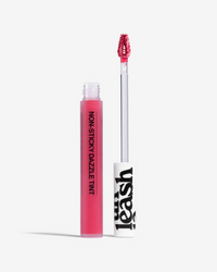 Flamingo tinta labial con brillo de Unleashia en Momiji Beauty, diseñada para ofrecerte unos labios vibrantes y jugosos durante todo el día. Combina el color intenso de una tinta labial con el brillo seductor de un gloss, proporcionándote un acabado luminoso y de larga duración. Disponible en una amplia gama de tonos deslumbrantes, desde los neutros clásicos hasta los tonos vibrantes y atrevidos, esta tinta labial con brillo de Unleashia se adapta a cualquier ocasión y estilo.