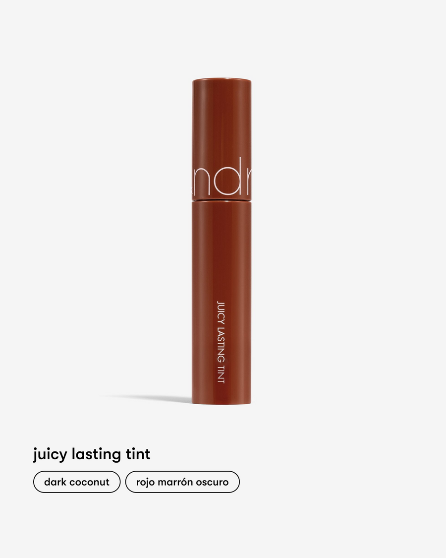 Tinta labial Juicy Lasting en tono Dark Coconut Rom-nd en Momiji Beauty. Este seductor tono, inspirado en la profundidad y la riqueza del coco oscuro, ofrece un color intenso y duradero que realza tus labios con un toque misterioso y sofisticado. Enriquecida con ingredientes nutritivos, como el aceite de coco, esta tinta labial hidrata y nutre tus labios, dejándolos suaves y sedosos.