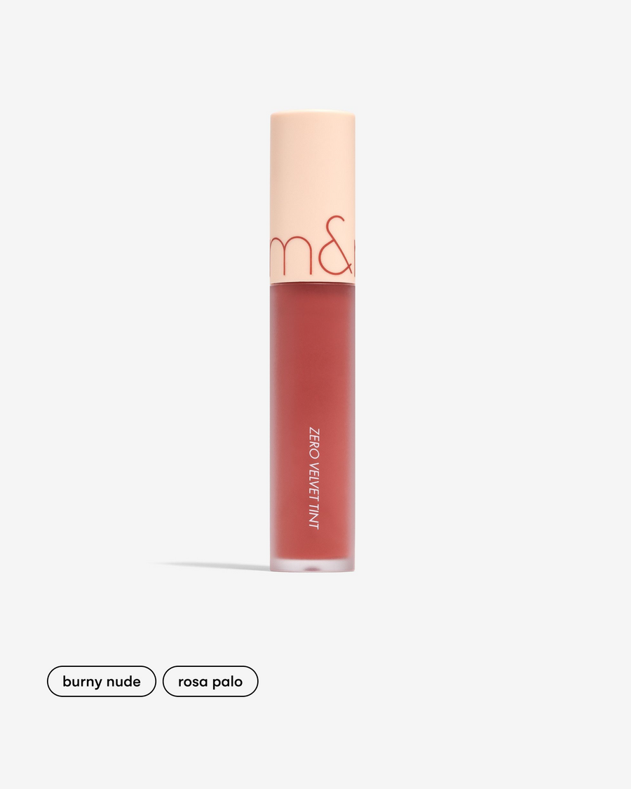 Tinta labial Zero Velvet en el tono Burny Nude Rom-nd en Momiji Beauty. Esta cautivadora tinta labial ofrece un color suave y natural con un acabado aterciopelado que realza tu belleza con un toque sutil y sofisticado. Su fórmula de larga duración se desliza suavemente sobre tus labios, proporcionando una cobertura completa y confortable durante horas. Enriquecida con ingredientes hidratantes, como la vitamina E, esta tinta labial nutre y protege tus labios, manteniéndolos suaves y saludables.