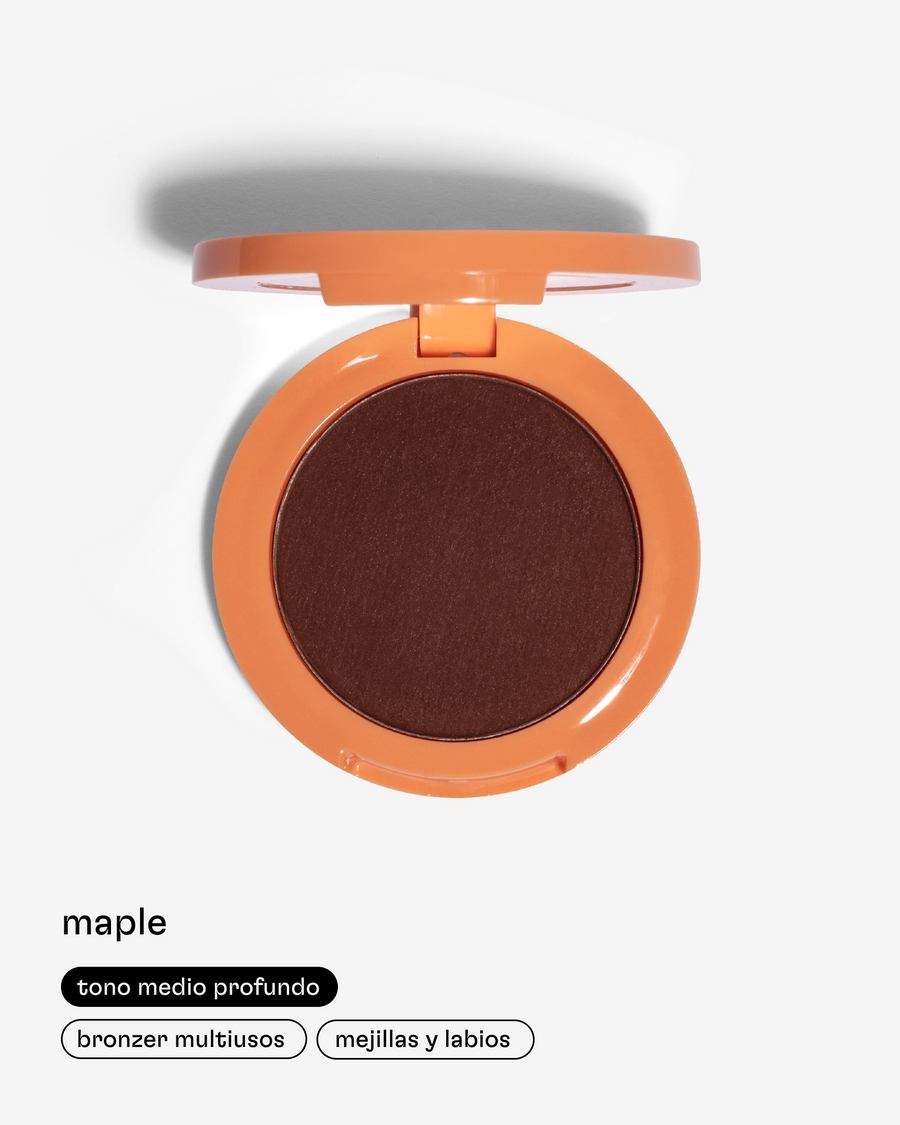 Maquillaje Bronzer Maple de Sundae en Momiji Beauty, una opción perfecta para conseguir un aspecto bronceado y luminoso durante todo el año. Ofrece una aplicación suave y uniforme que se mezcla fácilmente para un acabado natural. Con una textura sedosa y pigmentación modulable, te permite crear desde un aspecto sutil hasta un bronceado más intenso según tus preferencias. Además, su fórmula enriquecida con ingredientes nutritivos cuida la piel mientras resalta tus rasgos faciales. 