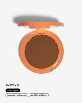 Maquillaje Bronzer Sparrow de Sundae en Momiji Beauty, una elección ideal para un bronceado natural y radiante durante todo el año. Ofrece una aplicación suave y fácil, que se mezcla sin esfuerzo para un acabado impecable. Con una textura sedosa y pigmentación modulable, permite crear desde un aspecto sutil hasta un bronceado más intenso según tus preferencias. Además, su fórmula enriquecida con ingredientes hidratantes y nutritivos cuida la piel mientras resalta tus rasgos faciales. 