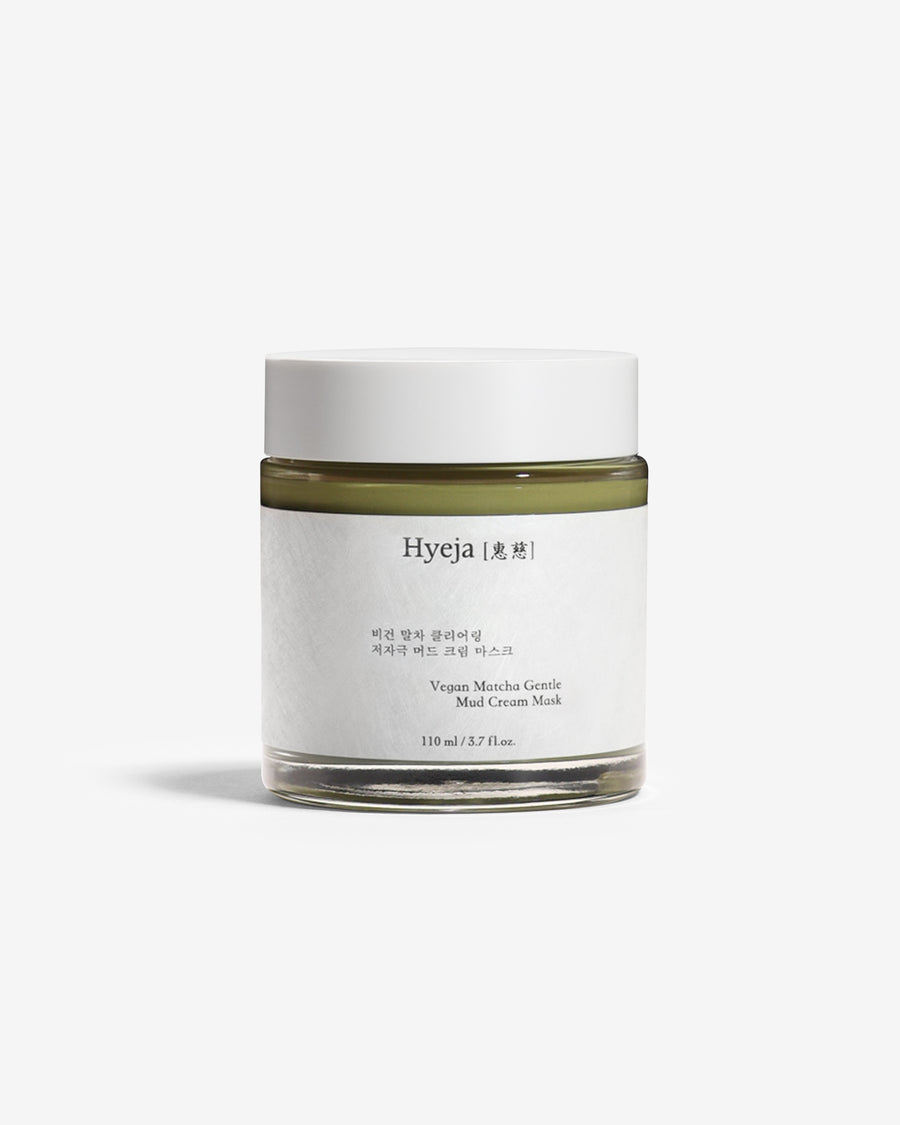 Mascarilla exfoliante de Matcha de Hyeja, tu secreto para una piel suave y renovada. Formulada con polvo de matcha japonés de alta calidad, es rica en antioxidantes que ayudan a combatir los radicales libres y a revitalizar la piel. Su textura suave y cremosa se desliza sobre la piel, eliminando suavemente las células muertas y las impurezas, dejando una tez radiante y fresca. Además, está enriquecida con ingredientes naturales que calman e hidratan la piel, dejándola suave y nutrida. 