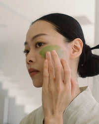 Mascarilla exfoliante de Matcha de Hyeja, tu secreto para una piel suave y renovada. Formulada con polvo de matcha japonés de alta calidad, es rica en antioxidantes que ayudan a combatir los radicales libres y a revitalizar la piel. Su textura suave y cremosa se desliza sobre la piel, eliminando suavemente las células muertas y las impurezas, dejando una tez radiante y fresca. Además, está enriquecida con ingredientes naturales que calman e hidratan la piel, dejándola suave y nutrida. 