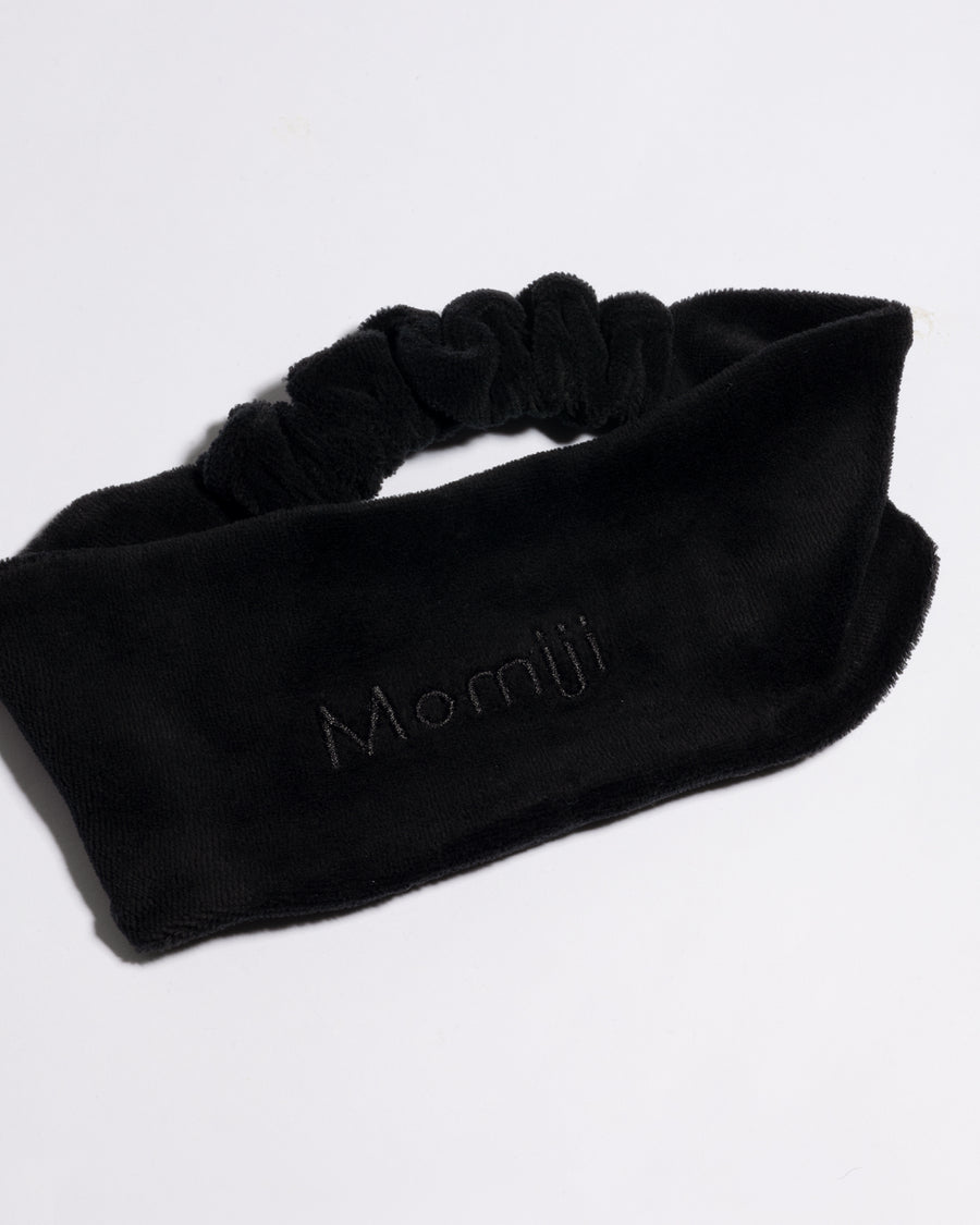 banda para el cabello negra de Momiji, un accesorio esencial para agregar un toque de elegancia a tu estilo diario. Confeccionada con materiales de alta calidad, esta banda no solo es duradera, sino también cómoda de llevar durante todo el día. Ya sea para mantener tu cabello en su lugar mientras te aplicas tus productos de cuidado de la piel o para añadir un toque sofisticado a tu peinado, esta banda es versátil y práctica. 
