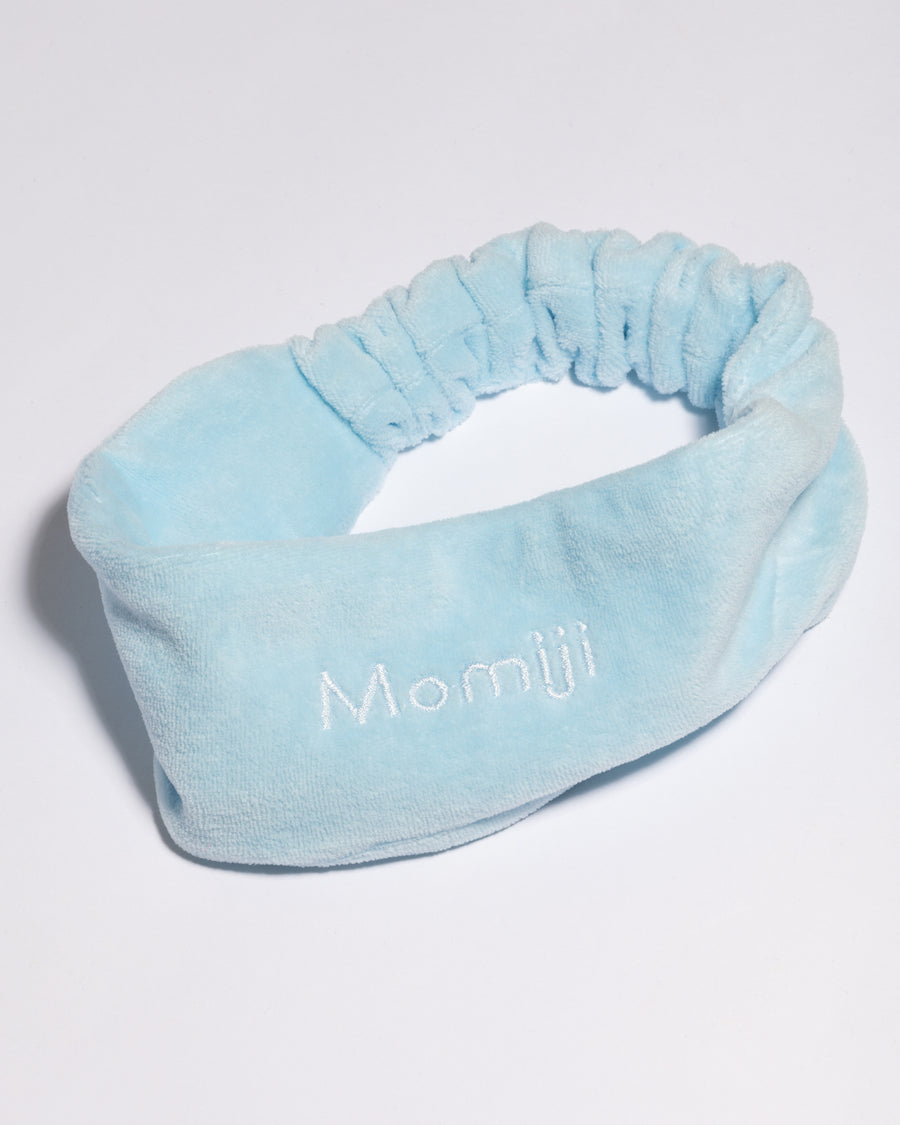 banda para el cabello azul de Momiji, el accesorio perfecto para realzar tu estilo y mantener tu cabello en su lugar con elegancia. Confeccionada con materiales de alta calidad, esta banda ofrece durabilidad y comodidad durante todo el día. Ya sea para agregar un toque de color a tu look diario o para mantener tu cabello alejado del rostro mientras te cuidas la piel, esta banda es versátil y práctica.