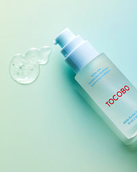 esencia hidratante con probióticos de Tocobo en Momiji Beauty. Esta esencia innovadora combina los beneficios probióticos con ingredientes hidratantes para promover una piel equilibrada y radiante. Formulada con una mezcla única de probióticos que fortalecen la barrera cutánea y mantienen el equilibrio natural de la piel, esta esencia proporciona una hidratación profunda y duradera. Aplícala después de la limpieza para preparar tu piel para los siguientes pasos de tu rutina de cuidado facial. 