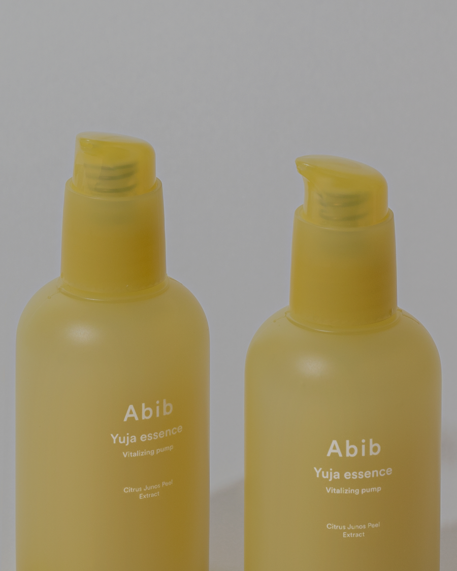 Experimenta una piel radiante y luminosa con nuestra Esencia de Vitamina C Yuja de ABIB. Enriquecida con poderosos antioxidantes y vitamina C natural, esta esencia revitalizante ilumina, unifica el tono de la piel y promueve una tez más clara y juvenil. Formulada con extracto de yuja, conocido por sus propiedades iluminadoras y energizantes, es perfecta para restaurar la vitalidad y la luminosidad de la piel.