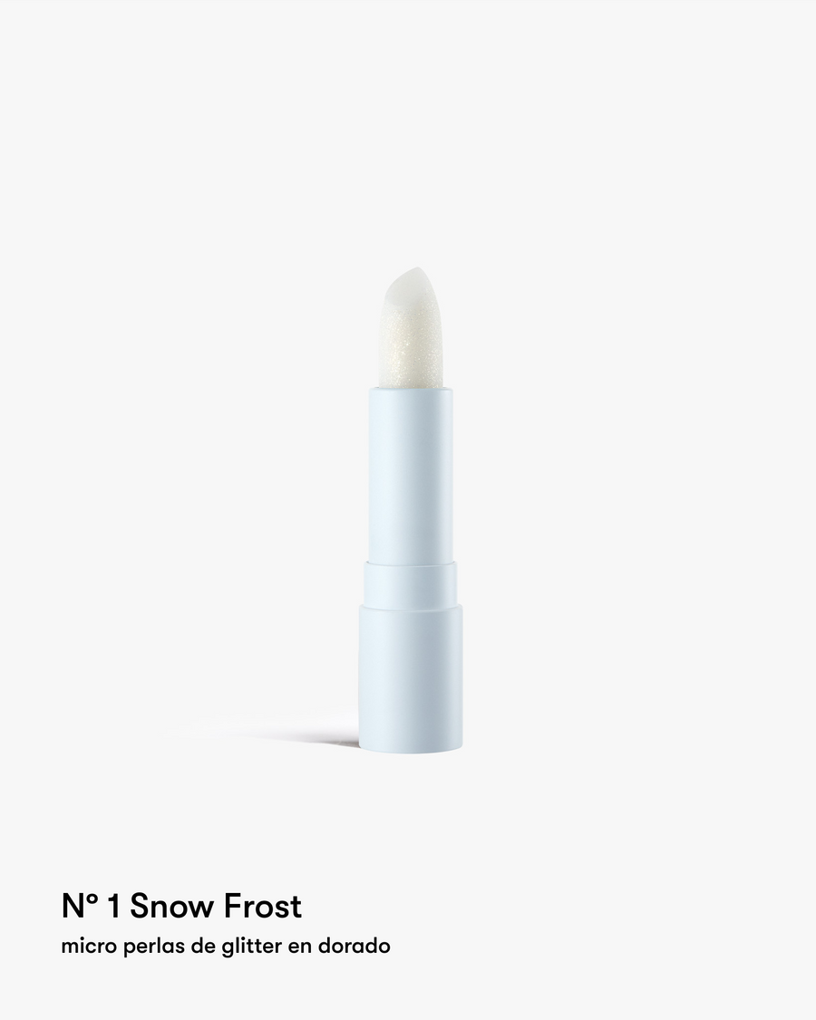 Snow frost bálsamo labial de Unleashia, disponible en Momiji Beauty. Este bálsamo está formulado con ingredientes nutritivos que hidratan y protegen tus labios, dejándolos suaves y flexibles. Ya sea que estés buscando hidratación adicional durante el día o un toque de color sutil, el bálsamo labial de Unleashia es la opción perfecta para mantener tus labios saludables y hermosos.
