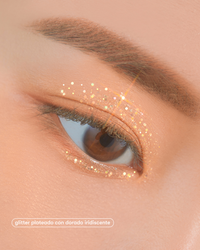 Gold Obsessor maquillaje de gel y brillos de Unleashia en Momiji Beauty. Estos productos ofrecen una variedad de tonos vibrantes y acabados brillantes que iluminan tu rostro al instante. La fórmula de gel proporciona una aplicación suave y cómoda, mientras que los brillos agregan un toque de luminosidad para un acabado deslumbrante. Ya sea que desees un look natural y radiante o algo más audaz y llamativo, el maquillaje de gel y brillos de Unleashia te ofrece la versatilidad que necesitas.