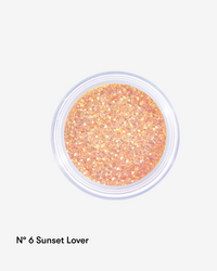 Sunset Lover maquillaje de gel y brillos de Unleashia en Momiji Beauty. Estos productos ofrecen una variedad de tonos vibrantes y acabados brillantes que iluminan tu rostro al instante. La fórmula de gel proporciona una aplicación suave y cómoda, mientras que los brillos agregan un toque de luminosidad para un acabado deslumbrante. Ya sea que desees un look natural y radiante o algo más audaz y llamativo, el maquillaje de gel y brillos de Unleashia te ofrece la versatilidad que necesitas. 